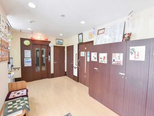 エントランスの明るい廊下