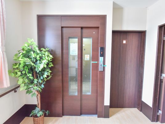 エレベーターとドア