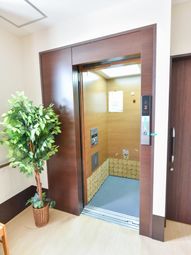 木目調のエレベーター