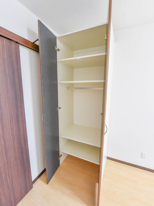 開いた扉のクローゼット