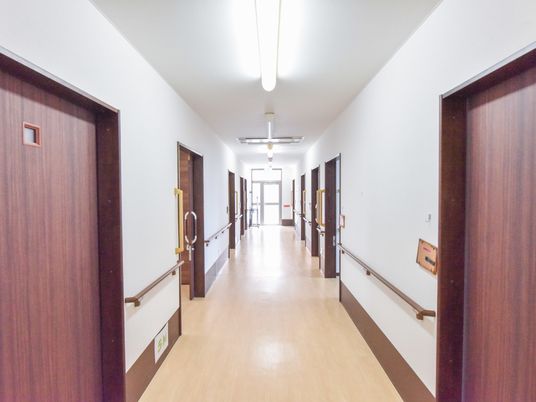 明るく清潔な廊下