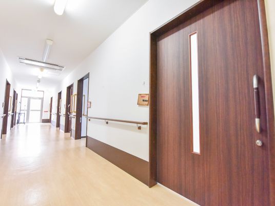 廊下の手すりと扉