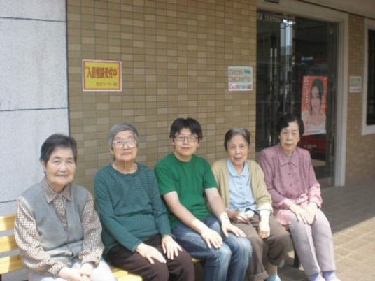 笑顔でベンチに座る人々