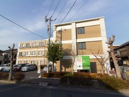 明るい日差しの外観