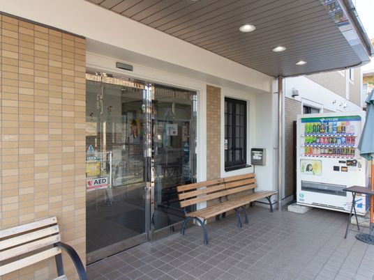 エントランス正面の外観