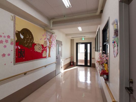 廊下に飾られた壁画