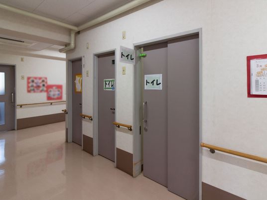 廊下と複数の扉