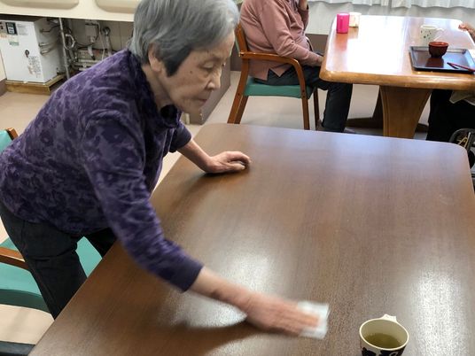 テーブルを拭く人の様子