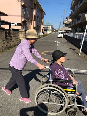 車椅子と介助者街中