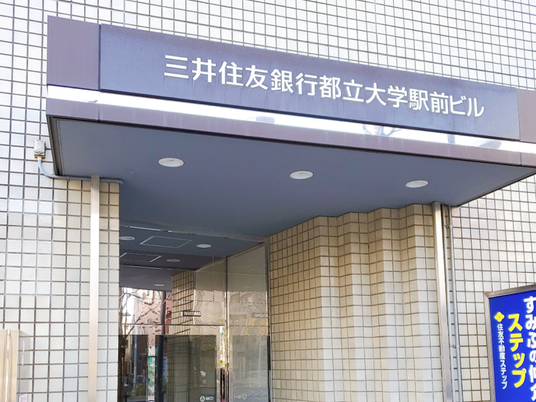 大学駅前ビルの入口  