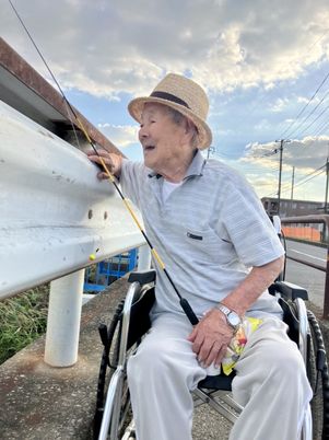 車椅子の方が釣りを楽しむ