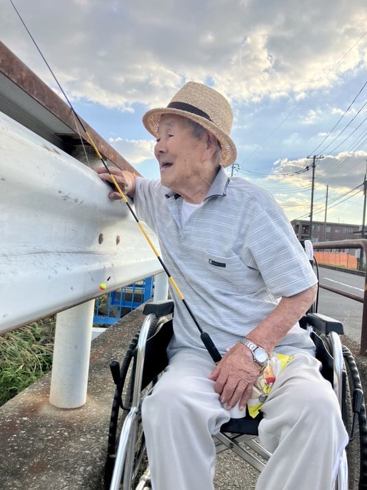 車椅子の方が釣りを楽しむ