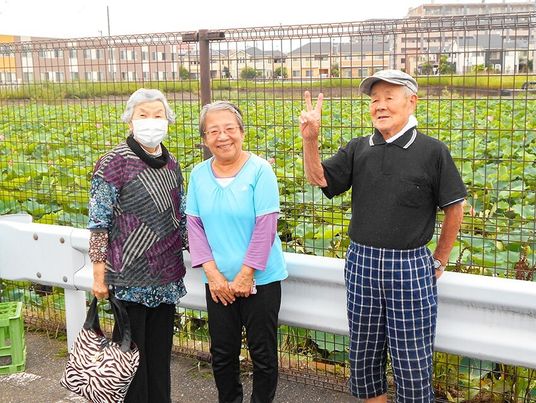 笑顔のご高齢者三人組