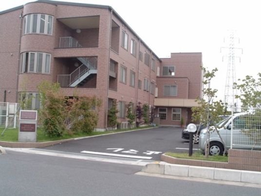 茶色の建物外観
