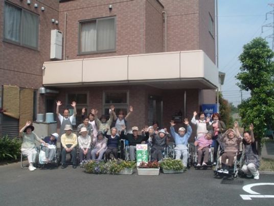 笑顔の集合がエントランス前