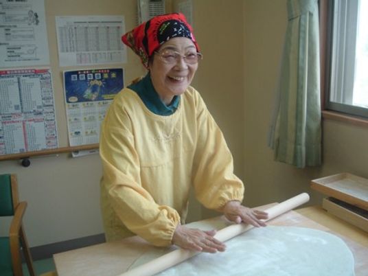 和室で笑顔のおばあさん