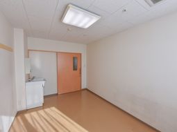 明るい個室の空間