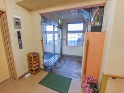 明るいエントランス風景