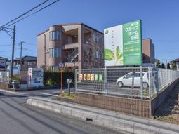 茶色い建物の外観