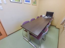 会議用の机と椅子