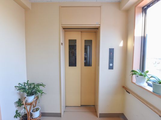 エレベーター前の廊下
