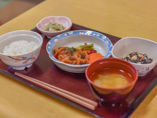 和食の盛り付けられた食事