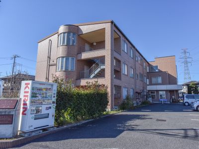 明るい日差しが降り注ぐ外観