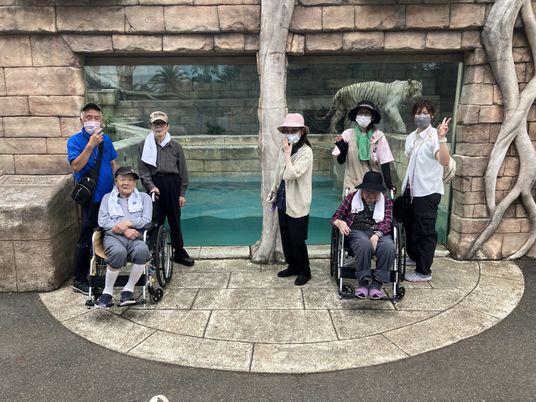 笑顔で手を振る集合