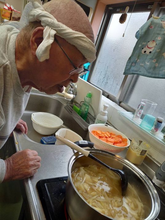 調理中の高齢の男性
