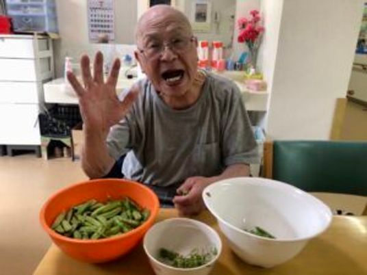 料理活動を楽しむ高齢者
