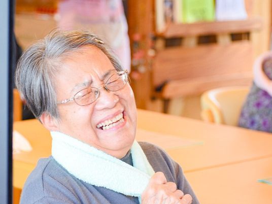 笑顔の高齢者ダイニングルーム