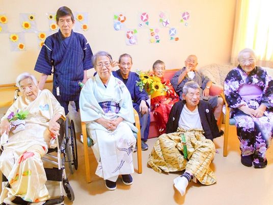 和服を着た高齢者の集合