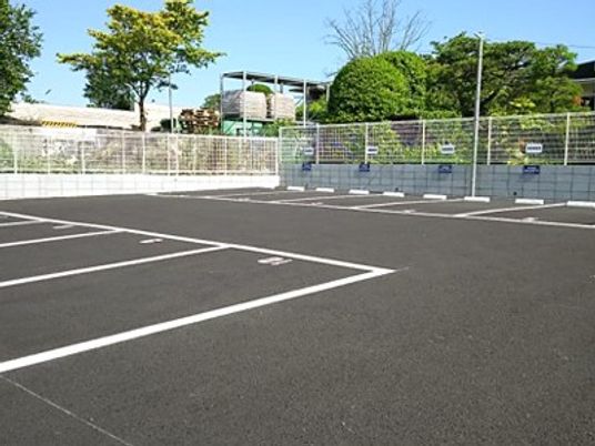 広い駐車場の外観  
