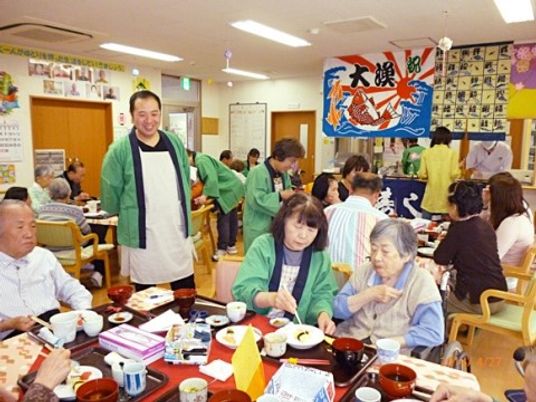 賑やかな共有食堂