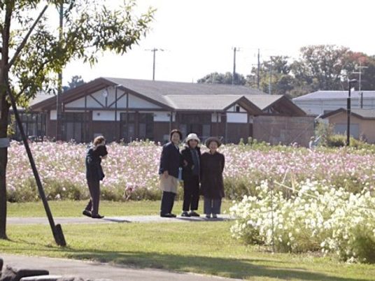 庭園散歩する人々