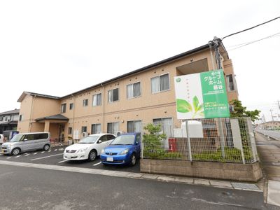 建物と駐車場の全景