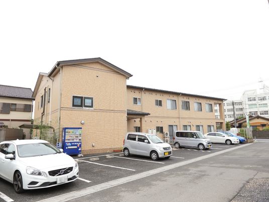 明るい外観の建物