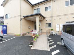明るい建物のエントランス