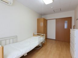 居室のベッドと家具