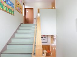 階段と掲示物のある廊下