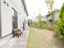 清潔感のある外観と中庭