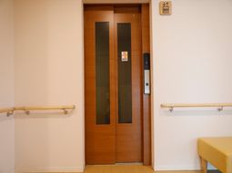 清潔なエレベーター前廊下