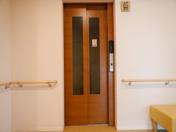清潔なエレベーター前廊下