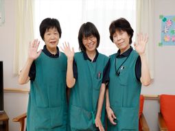 笑顔のスタッフ三名