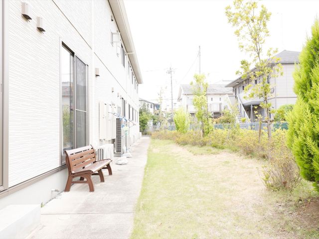 緑ある外の休憩スペース 庭 ゆったりとした休憩ができる開放的な中庭です。ベンチで穏やかなひと時をお過ごしいただけます。