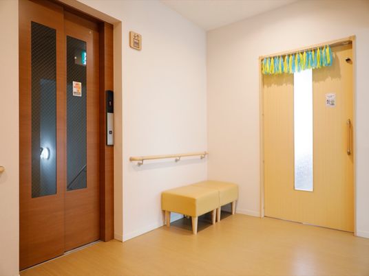廊下の木製扉とベンチ