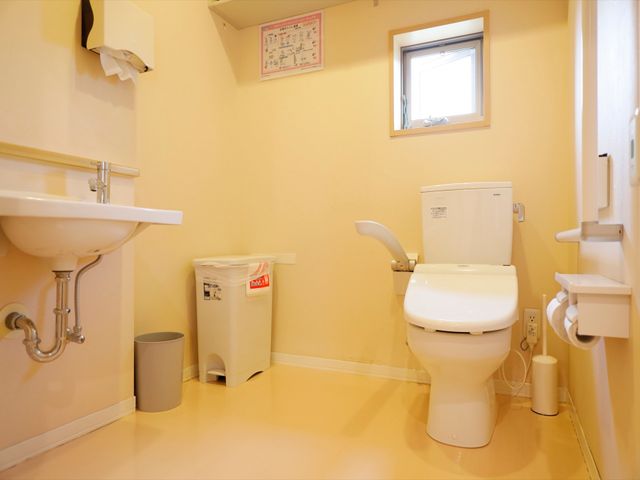 清潔なトイレ トイレ 手すりが設置されたバリアフリーなトイレです。清潔感のあふれる空間でご利用者の快適性が重視されております。