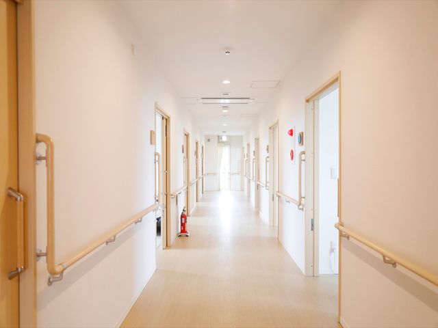 明るく清潔な廊下 廊下 手すりが設置された安全で快適な通路です。通路は明るく、清潔感にあふれた設計となっておりますので、ご安心ください。