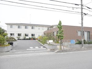 白い建物のエントランス外観