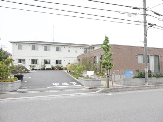白い建物のエントランス外観